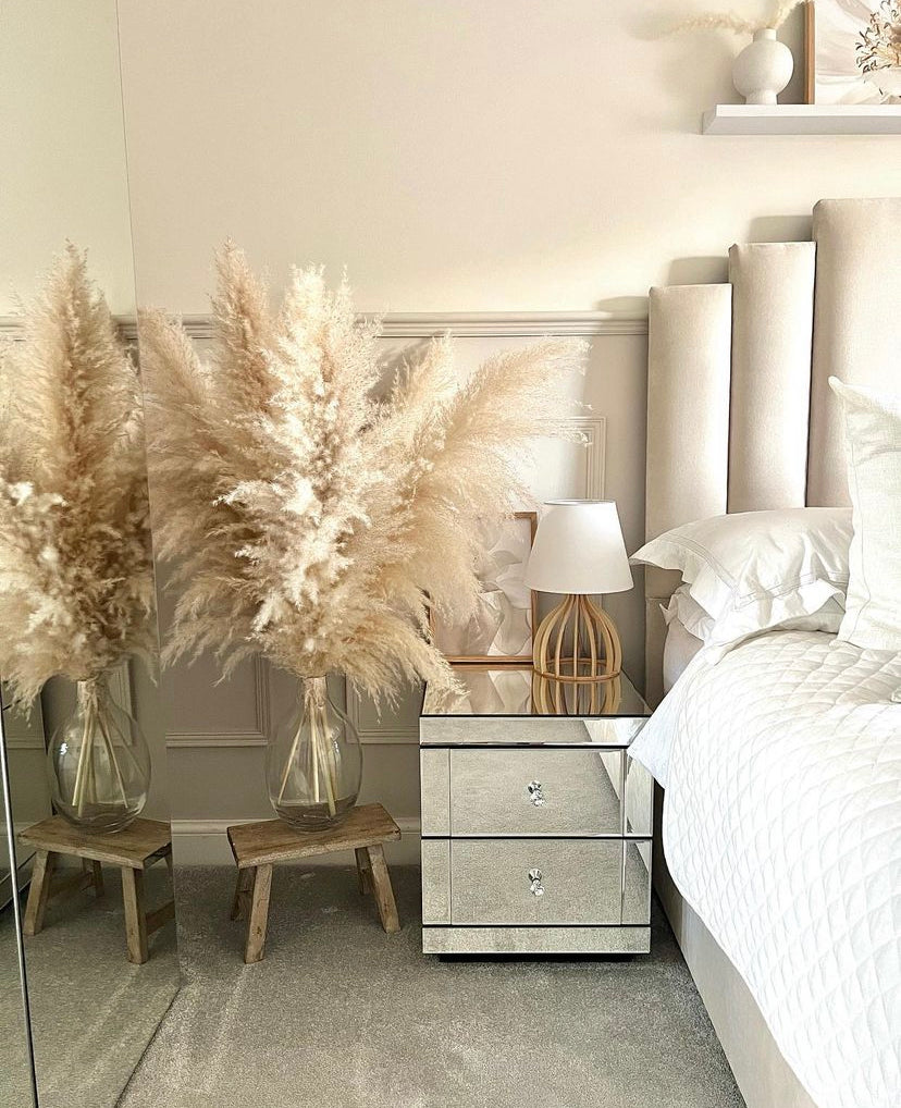 Large fluffy, natural, beige pampas. Roughly 100cm tall and perfect for floor vases and statement features in your home.