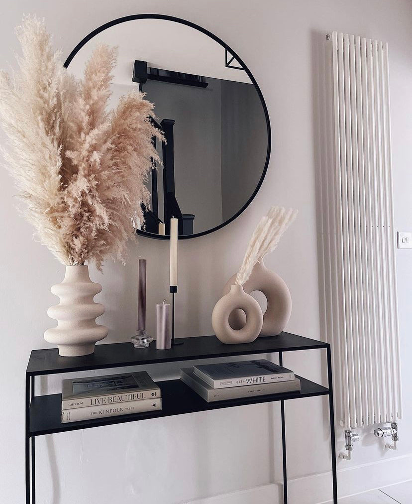 Large fluffy pampas. A natural beige tone makes them the perfect stem for neutral home decor. Style in a large floor vase or on a console table as a statement piece.