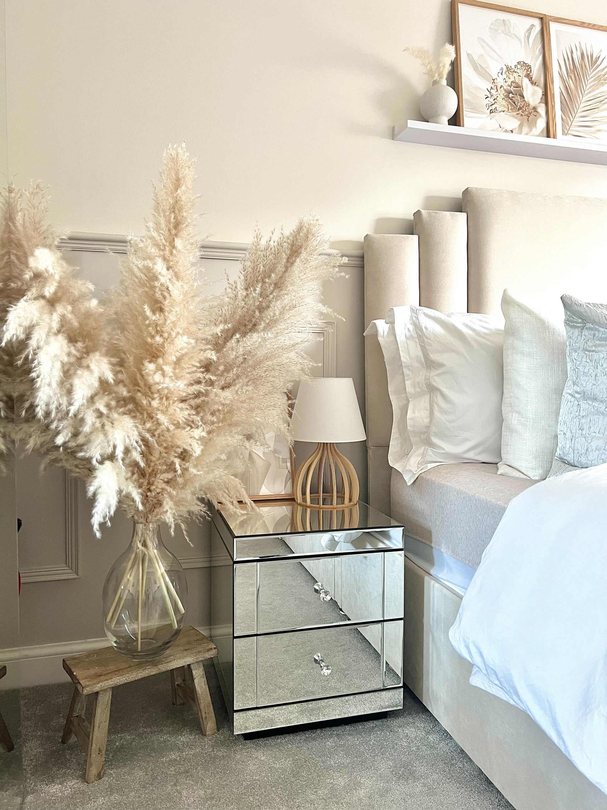 Large fluffy pampas. A natural beige tone makes them the perfect stem for neutral home decor. Style in a large floor vase or on a console table as a statement piece.