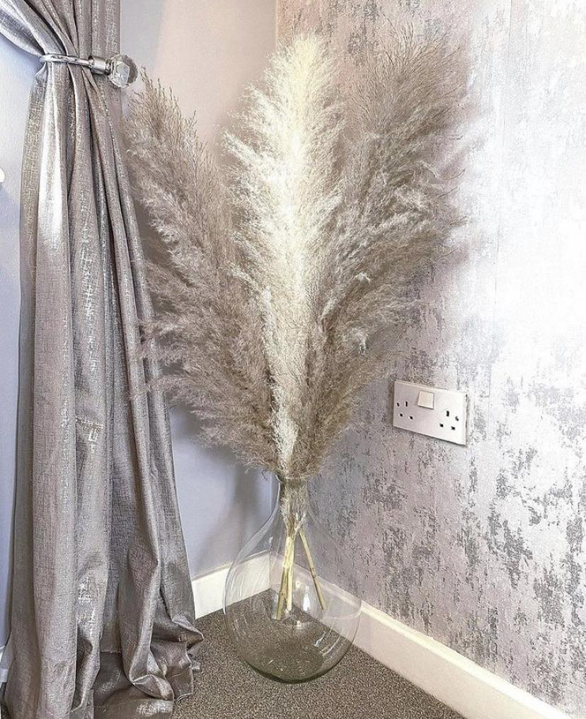 Large mixed white & grey fluffy pampas. Style in a large floor vase or on a console table as a statement piece.