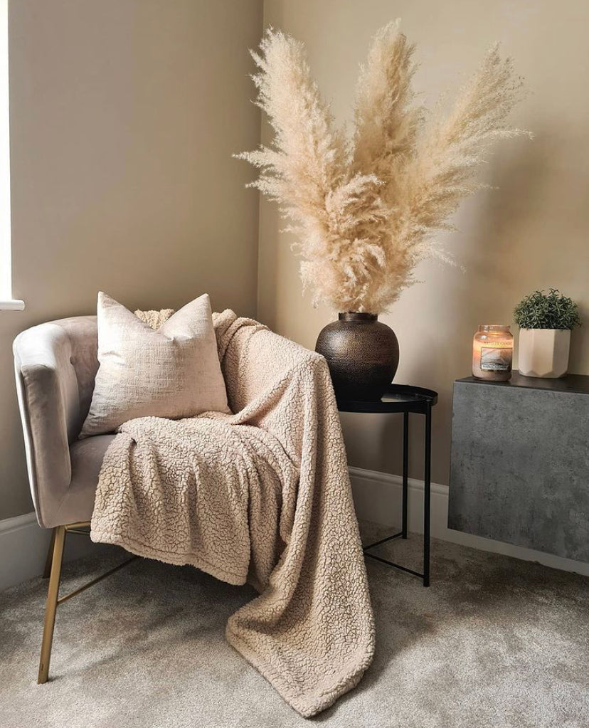 Large fluffy pampas. A natural beige tone makes them the perfect stem for neutral home decor. Style in a large floor vase or on a console table as a statement piece.