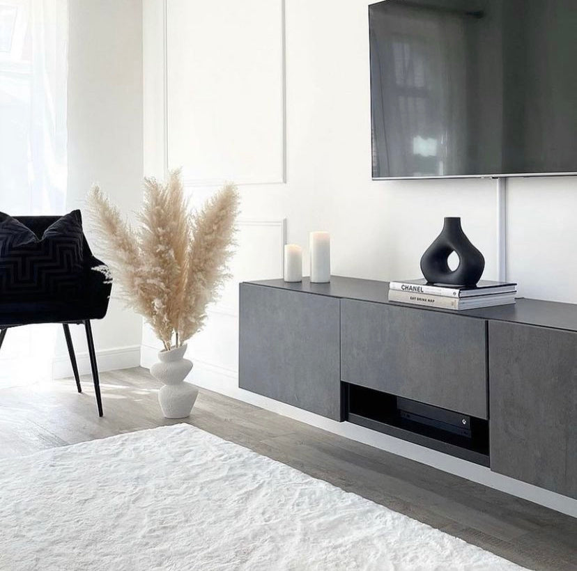 Large fluffy pampas. A natural beige tone makes them the perfect stem for neutral home decor. Style in a large floor vase or on a console table as a statement piece.